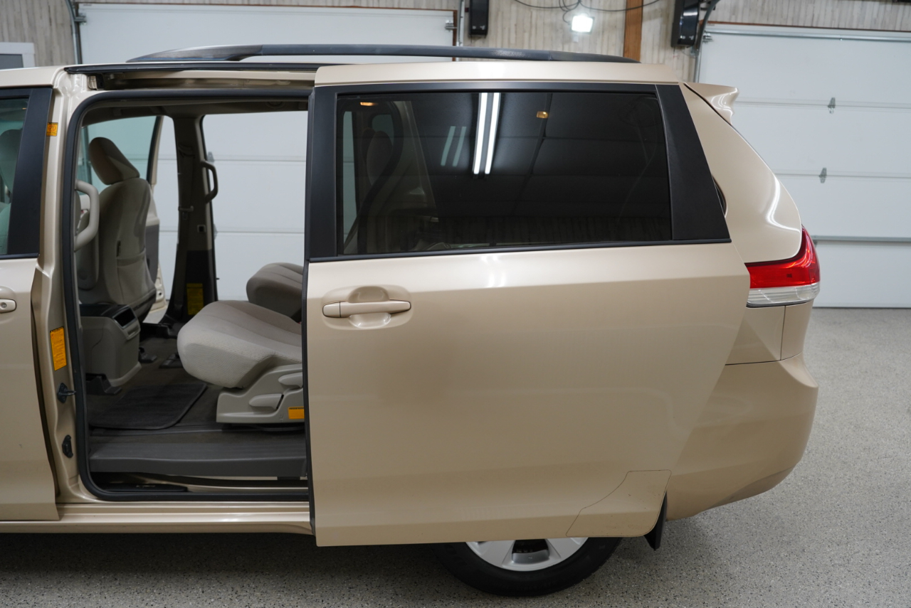 Toyota Sienna 5dr 7-Pass Van V6 LE FWD (Natl) 2012