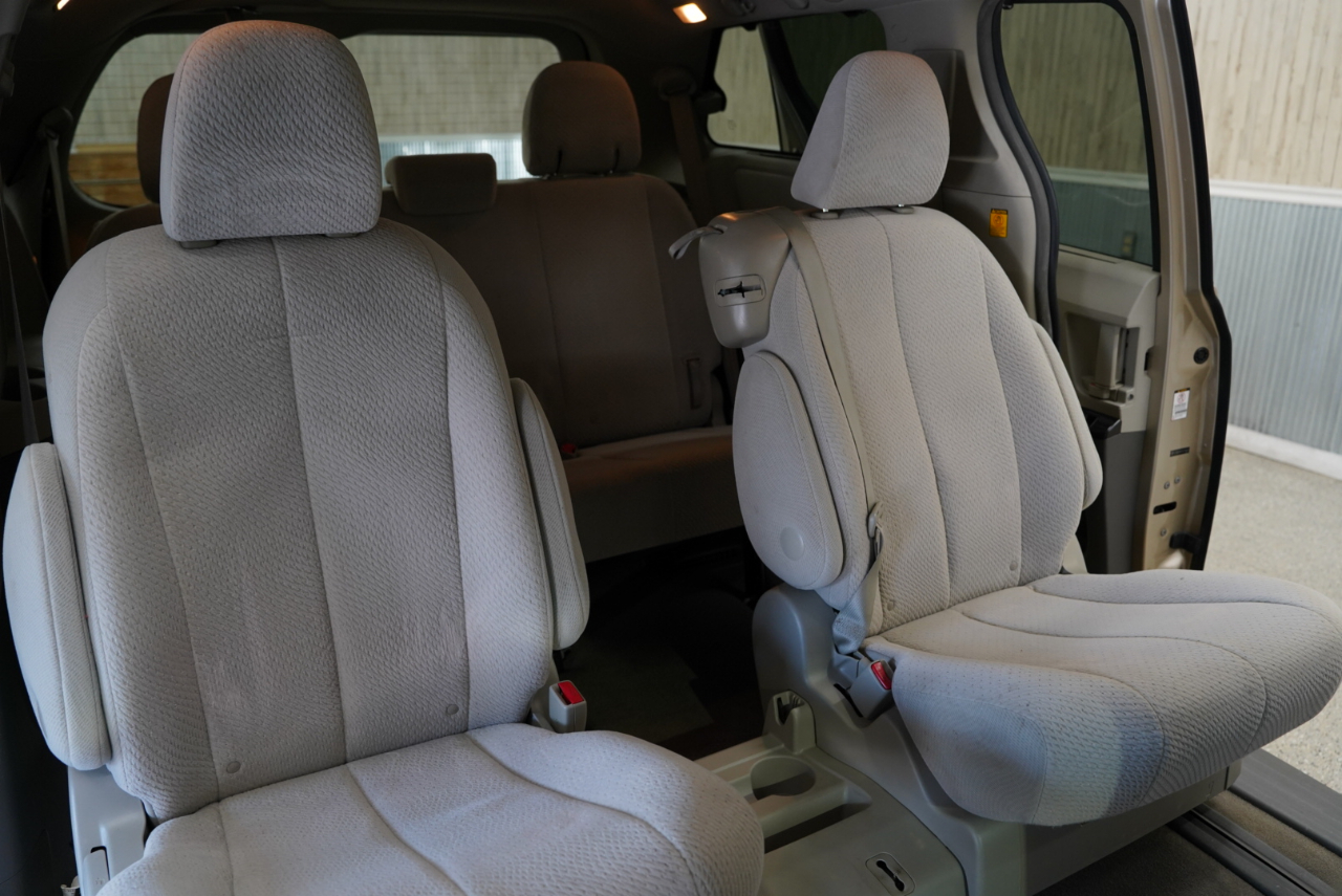 Toyota Sienna 5dr 7-Pass Van V6 LE FWD (Natl) 2012