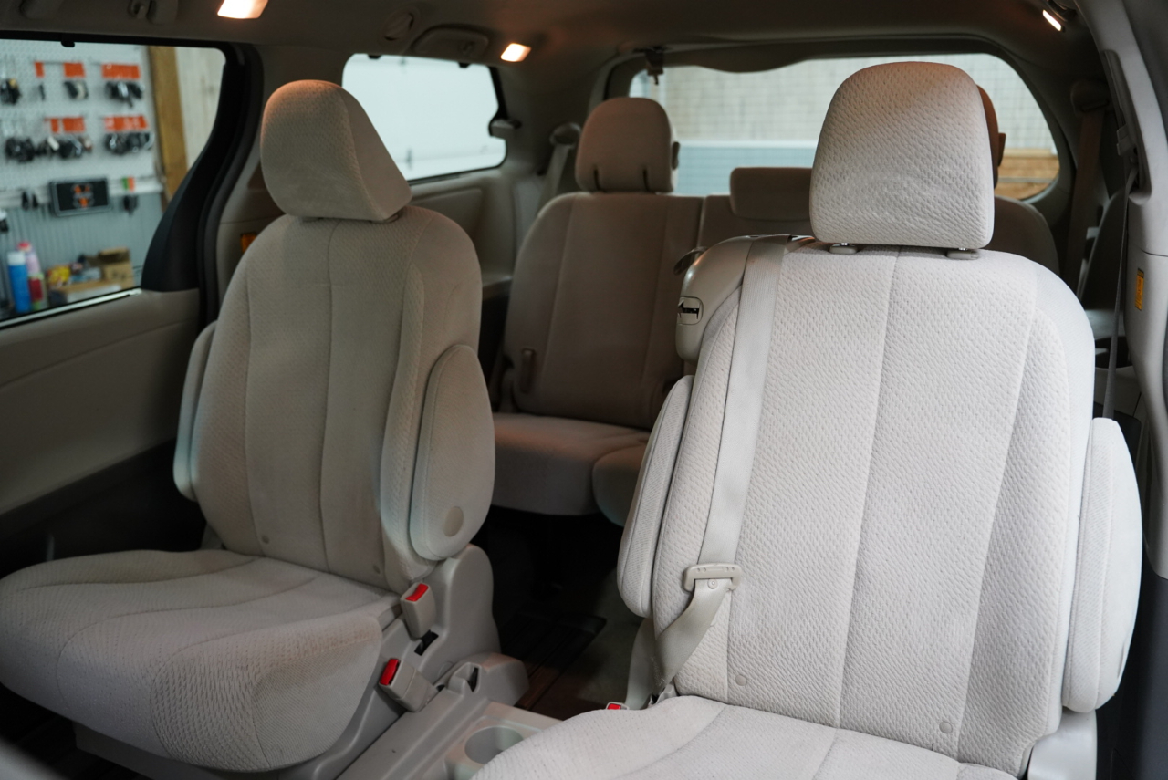 Toyota Sienna 5dr 7-Pass Van V6 LE FWD (Natl) 2012