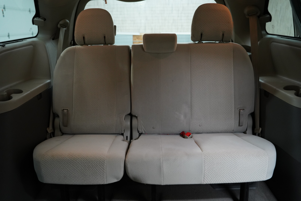 Toyota Sienna 5dr 7-Pass Van V6 LE FWD (Natl) 2012