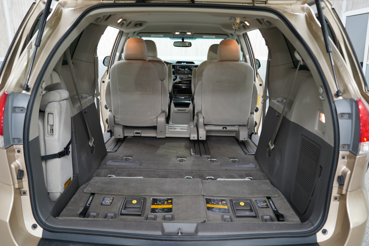 Toyota Sienna 5dr 7-Pass Van V6 LE FWD (Natl) 2012