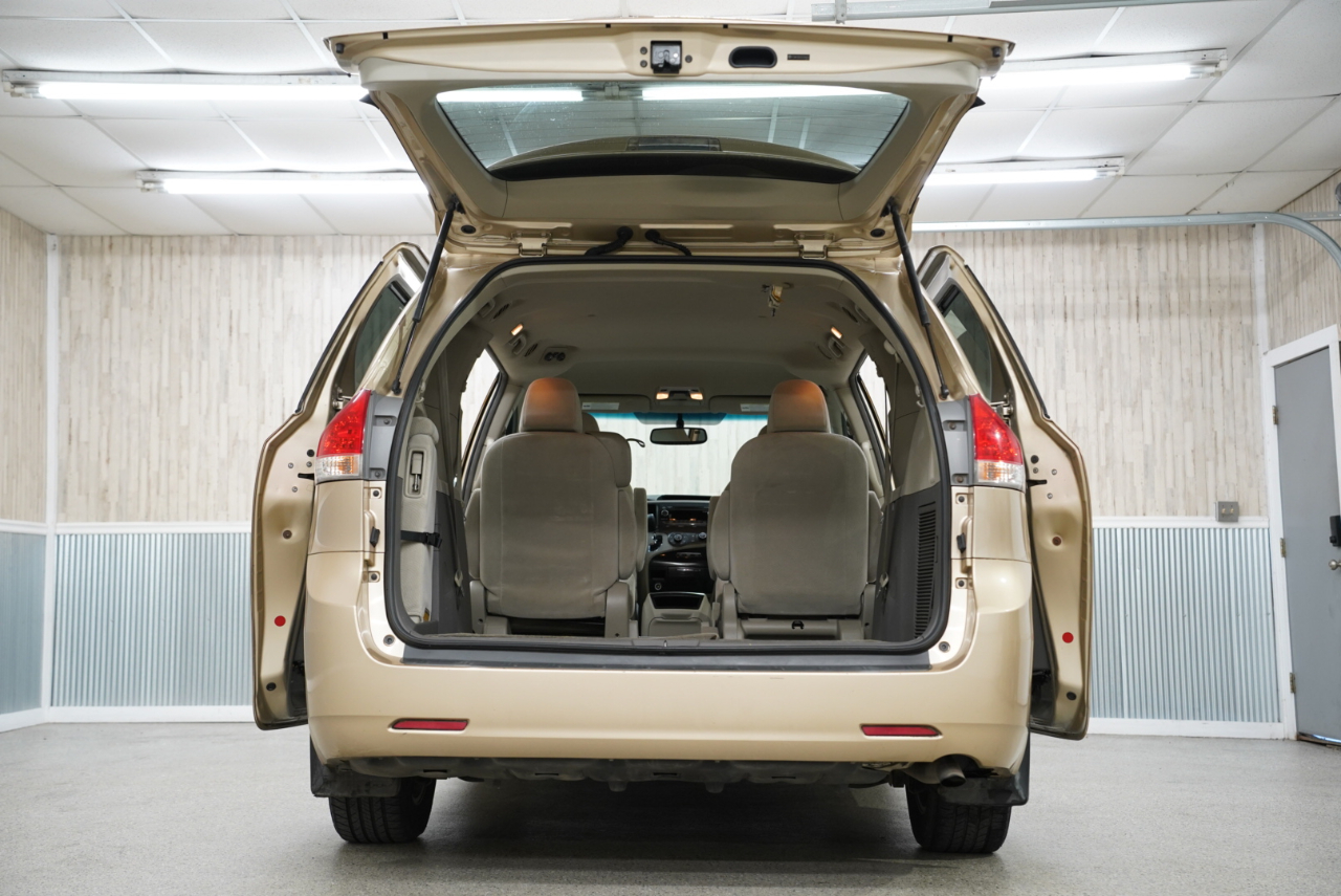 Toyota Sienna 5dr 7-Pass Van V6 LE FWD (Natl) 2012