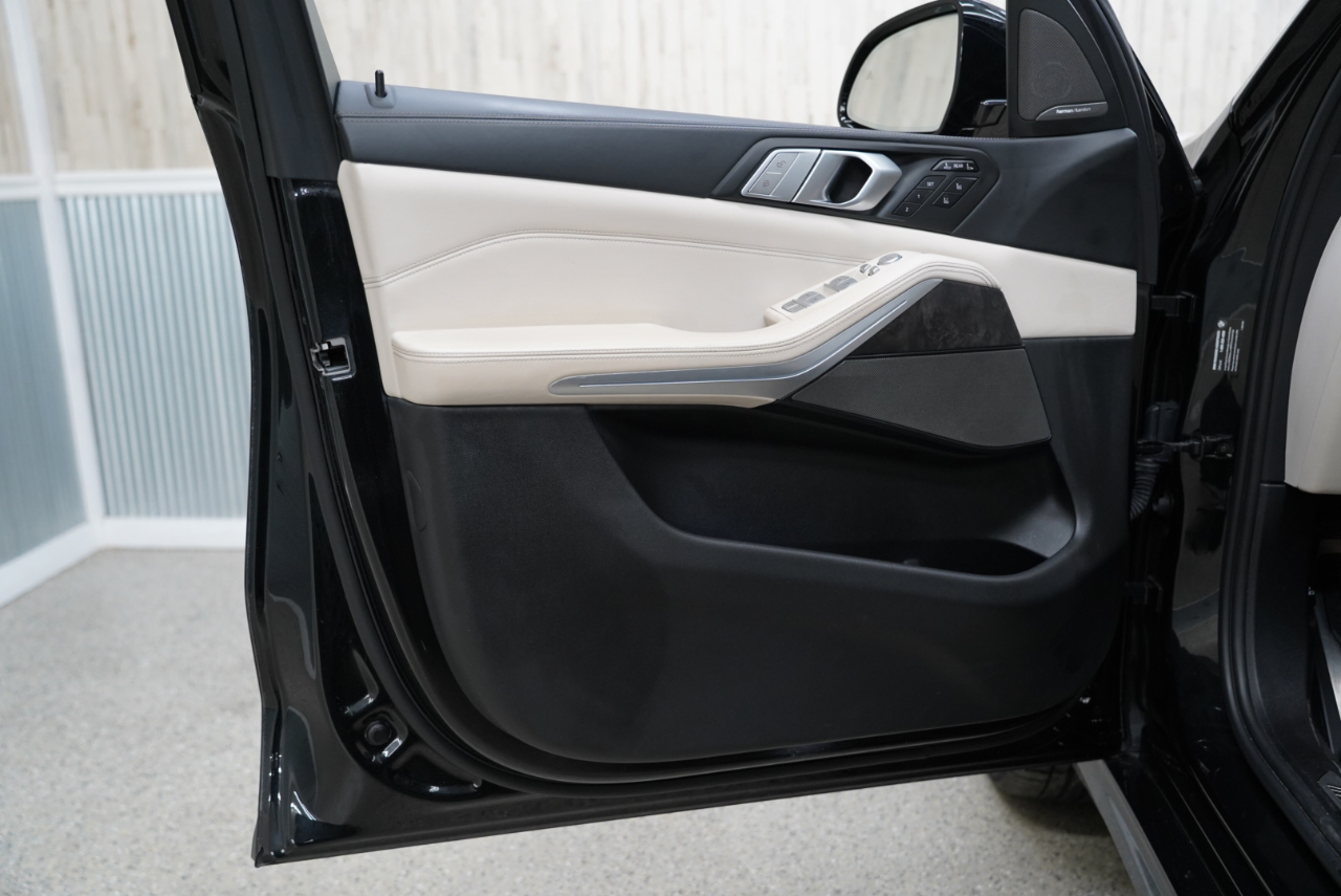 BMW X7 M50i Sports Activity Vehicle 2022