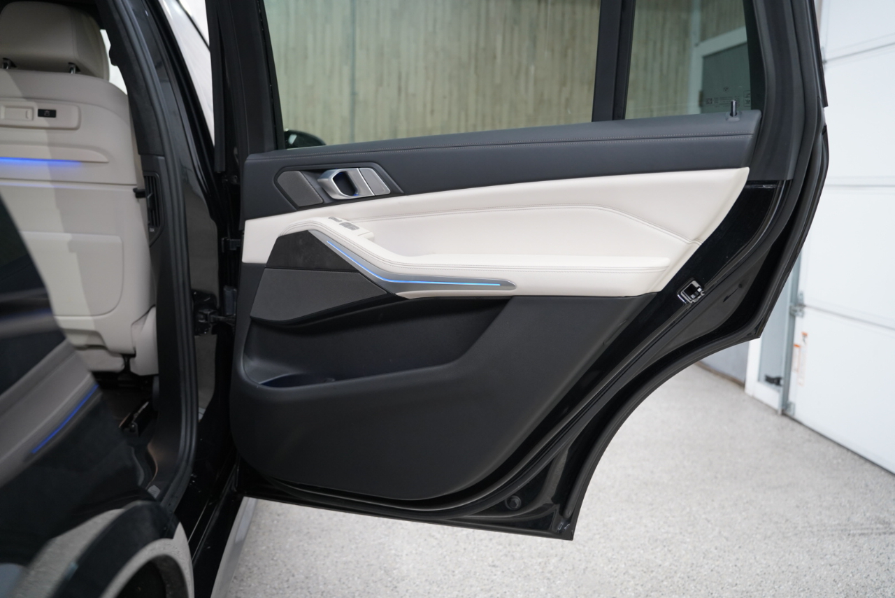 BMW X7 M50i Sports Activity Vehicle 2022