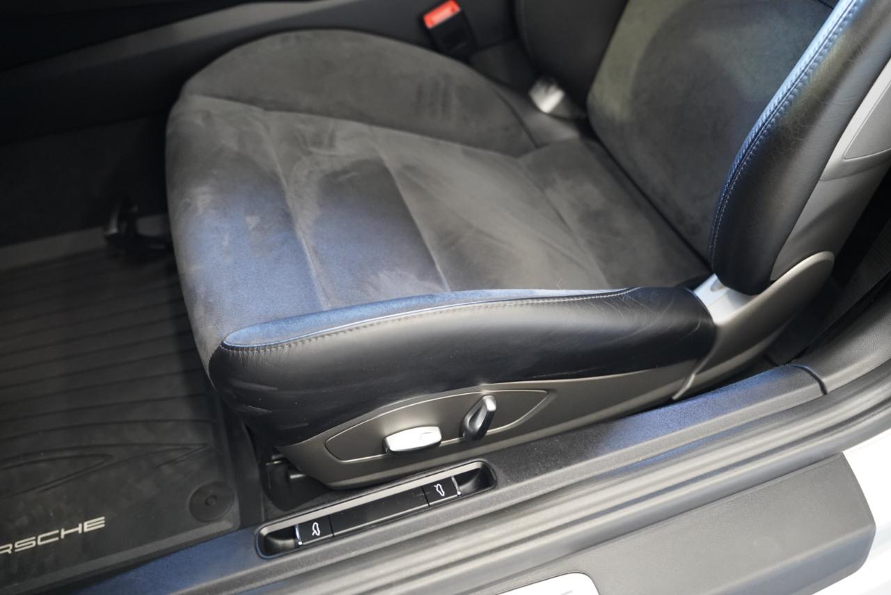 Porsche 911 Carrera 4 GTS 2019