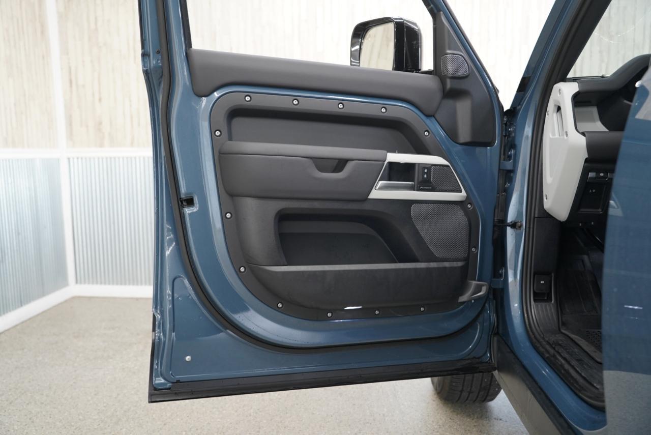 Land Rover Defender 110 P300 S 2024