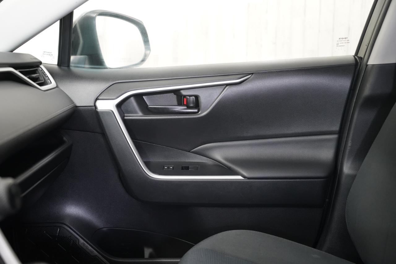 Toyota RAV4 LE FWD 2020