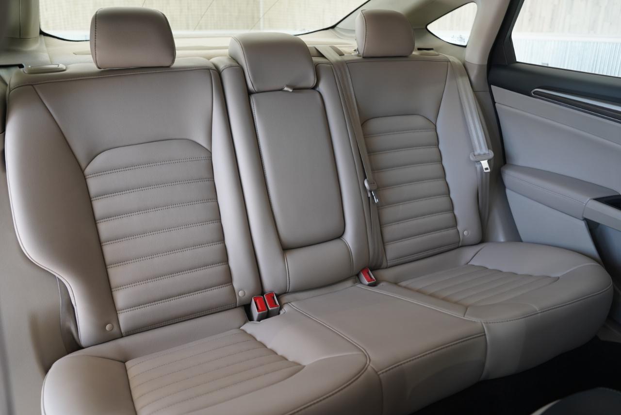 Ford Fusion Hybrid SEL FWD 2019