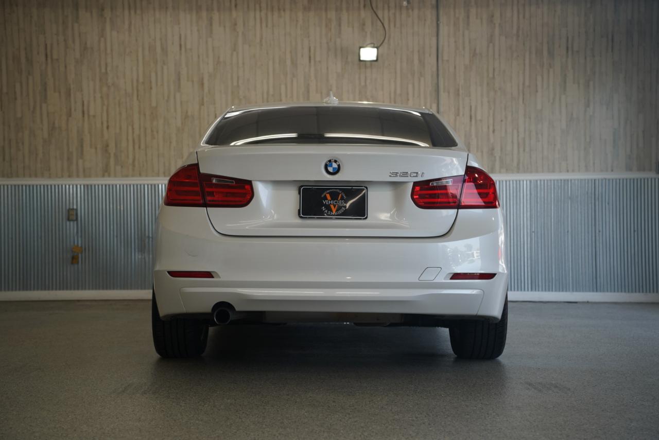 BMW 3 Series 4dr Sdn 320i RWD 2013
