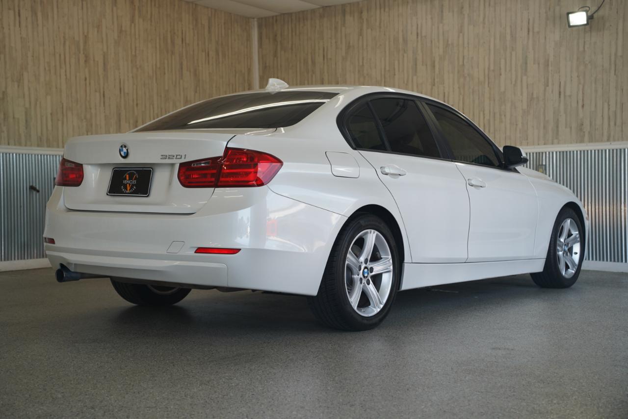 BMW 3 Series 4dr Sdn 320i RWD 2013