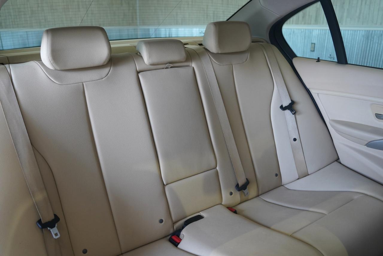 BMW 3 Series 4dr Sdn 320i RWD 2013