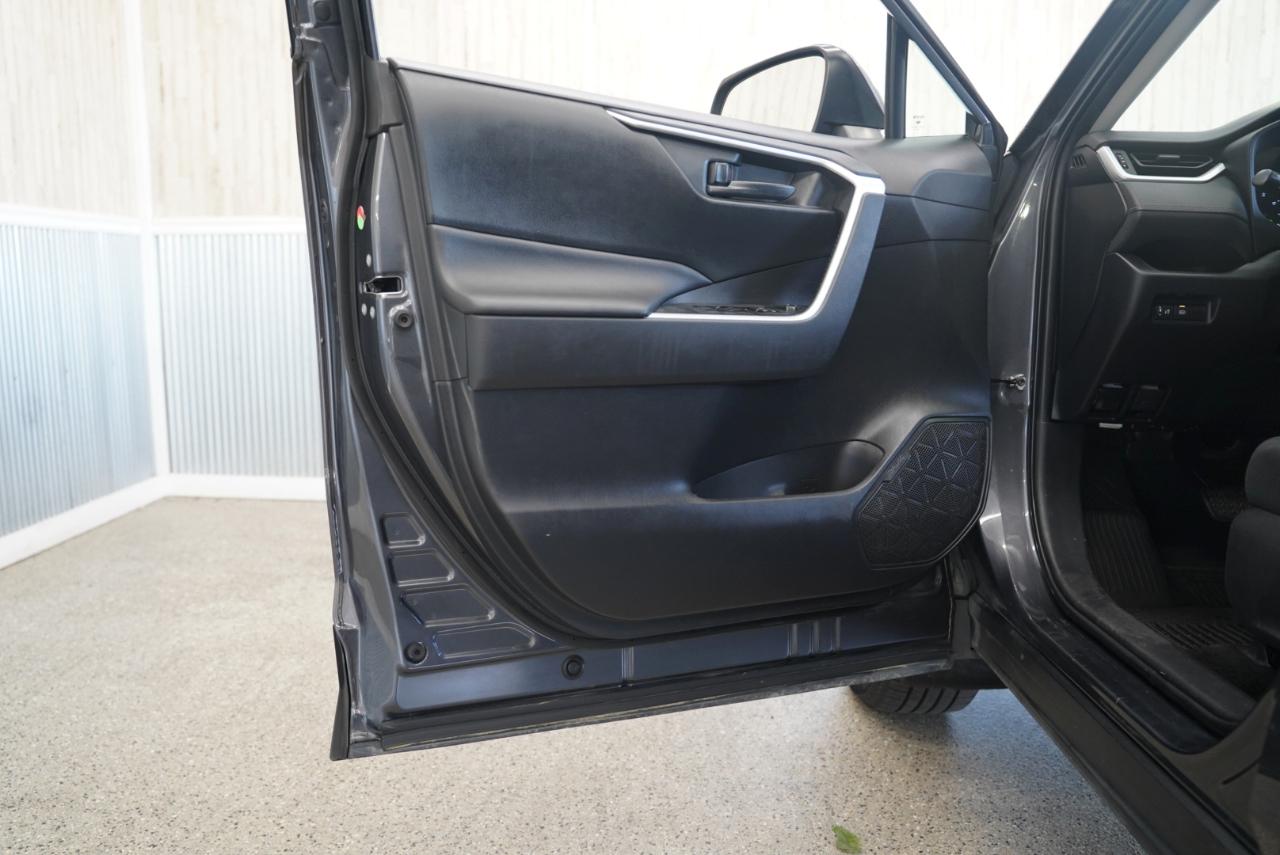 Toyota RAV4 LE AWD 2019