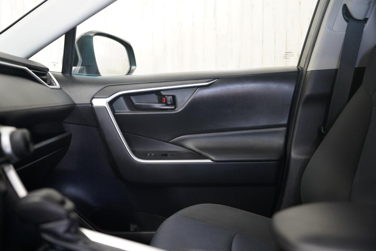 Toyota RAV4 LE AWD 2019