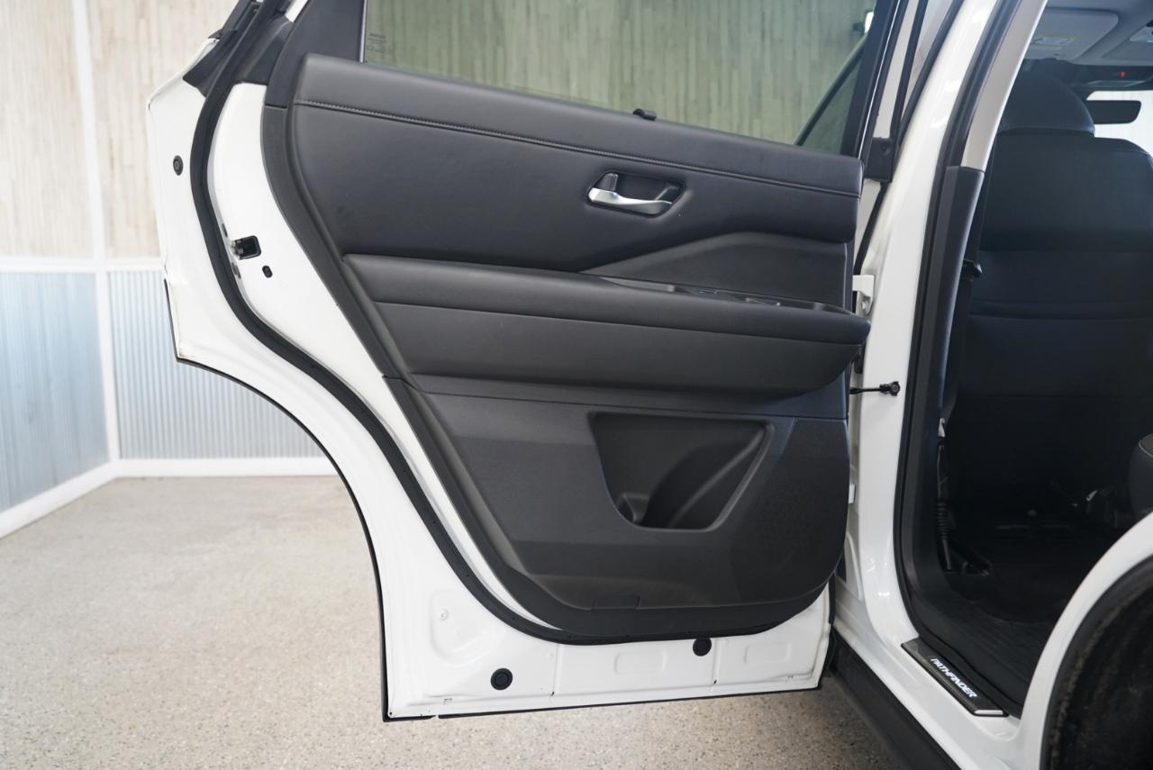 Nissan Pathfinder SL 2WD 2023