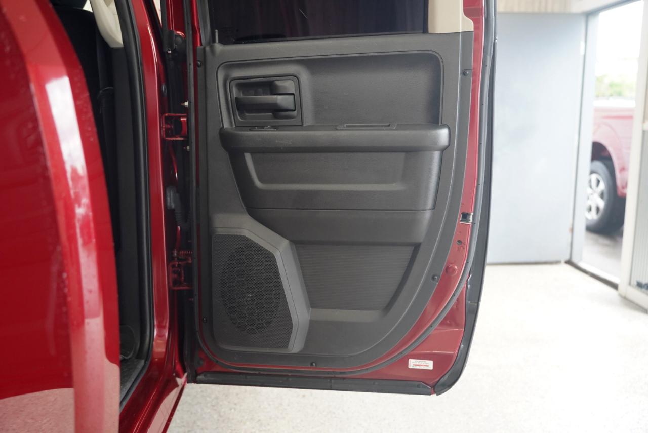 RAM 1500 4WD Quad Cab 140.5" ST 2012