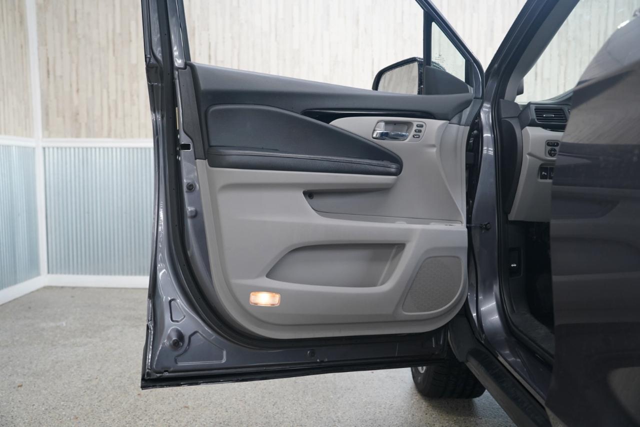 Honda Pilot 2WD 4dr Touring w/RES & Navi 2016