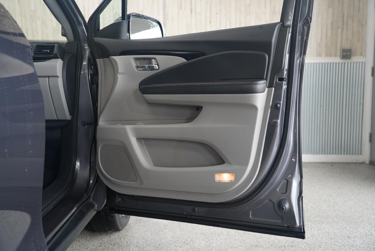 Honda Pilot 2WD 4dr Touring w/RES & Navi 2016