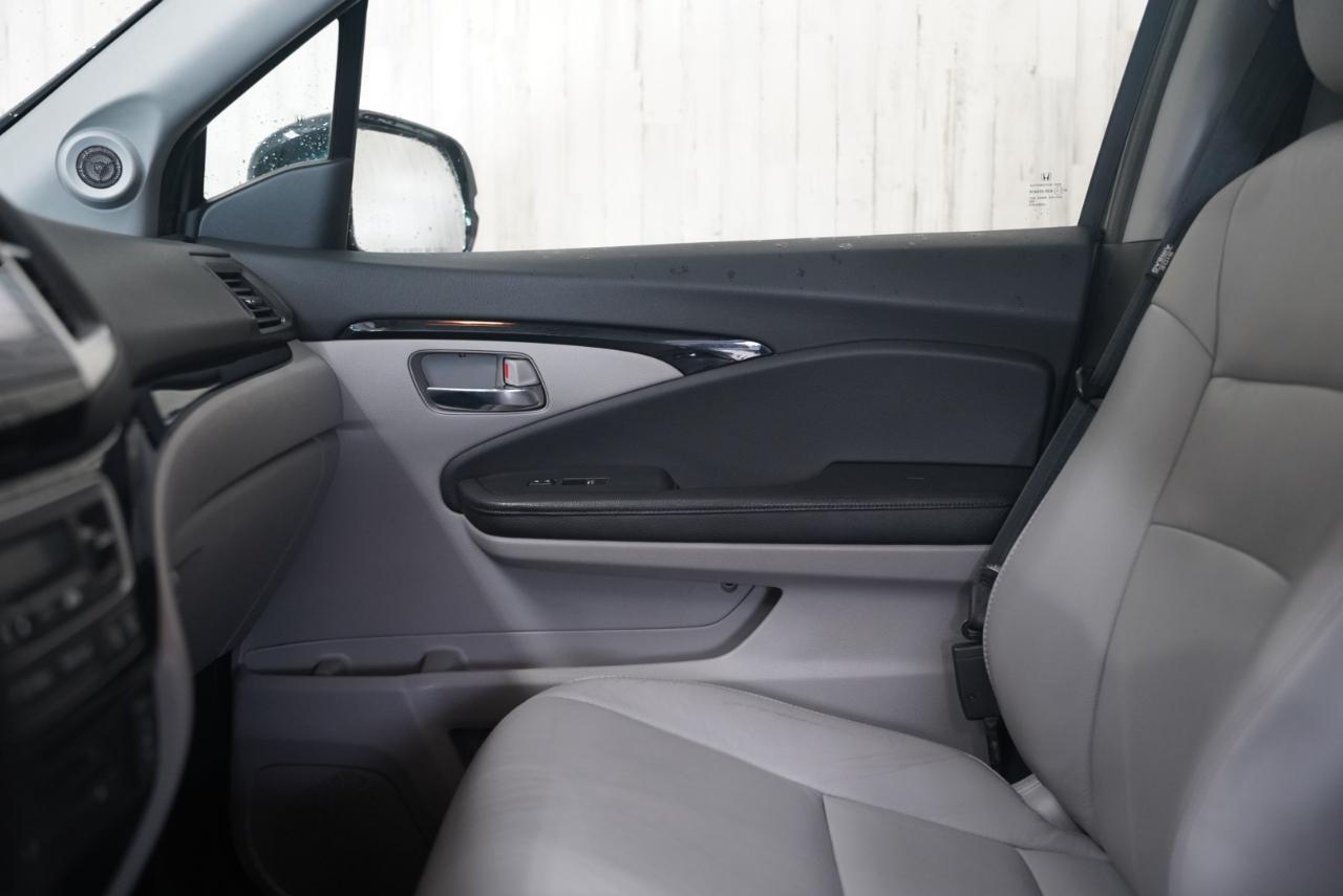 Honda Pilot 2WD 4dr Touring w/RES & Navi 2016