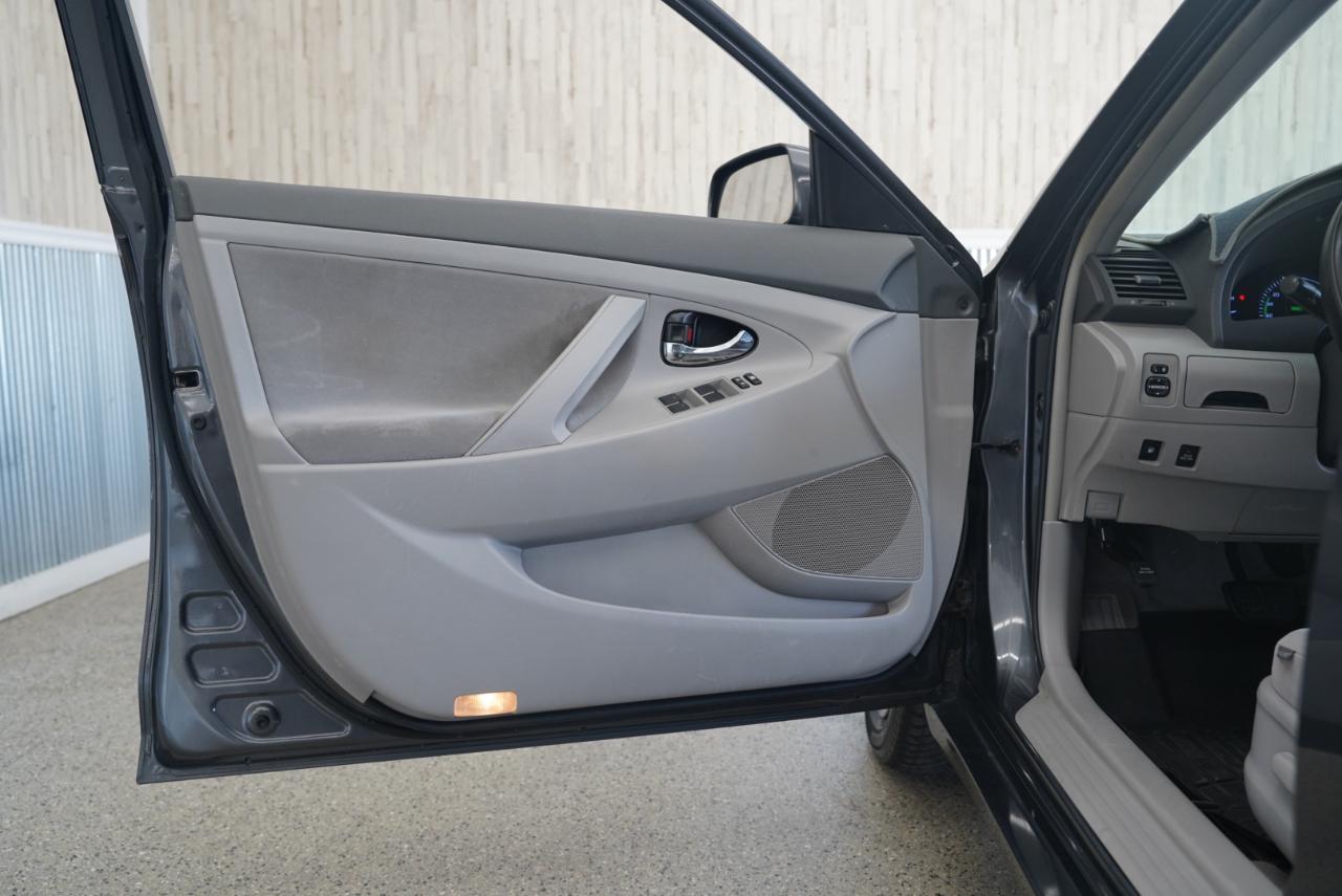 Toyota Camry Hybrid LE 2011