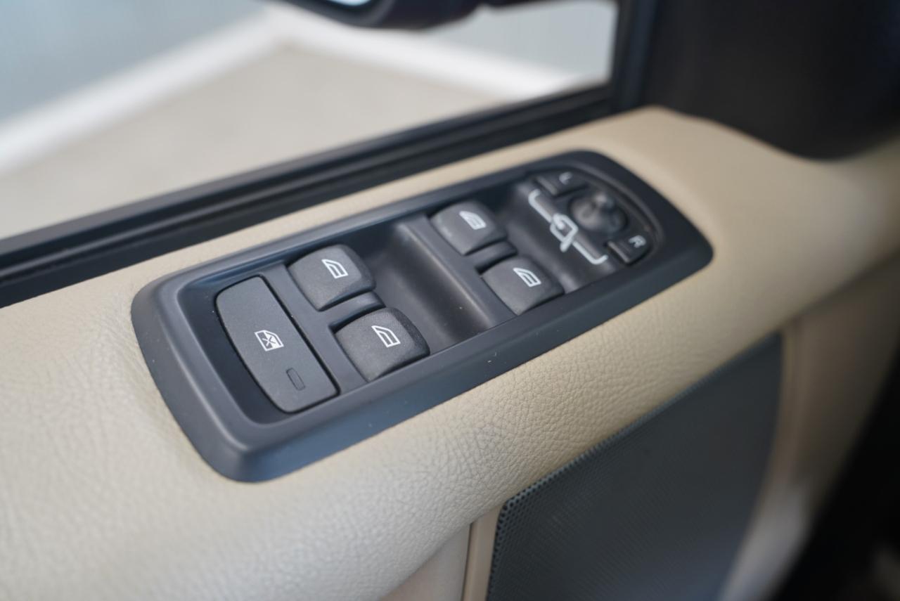 Land Rover LR4 4WD 4dr LUX 2012