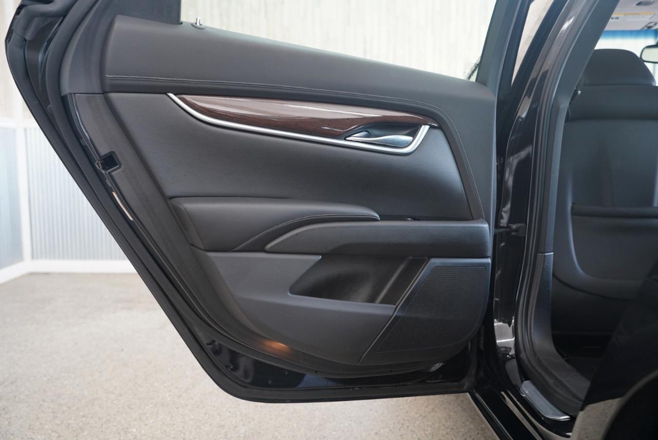 Cadillac XTS 4dr Sdn Luxury FWD 2013