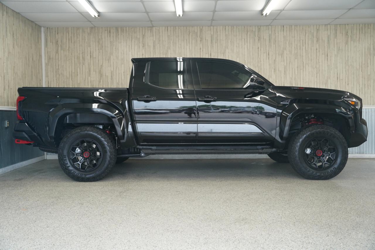 Toyota Tacoma 4WD  2025