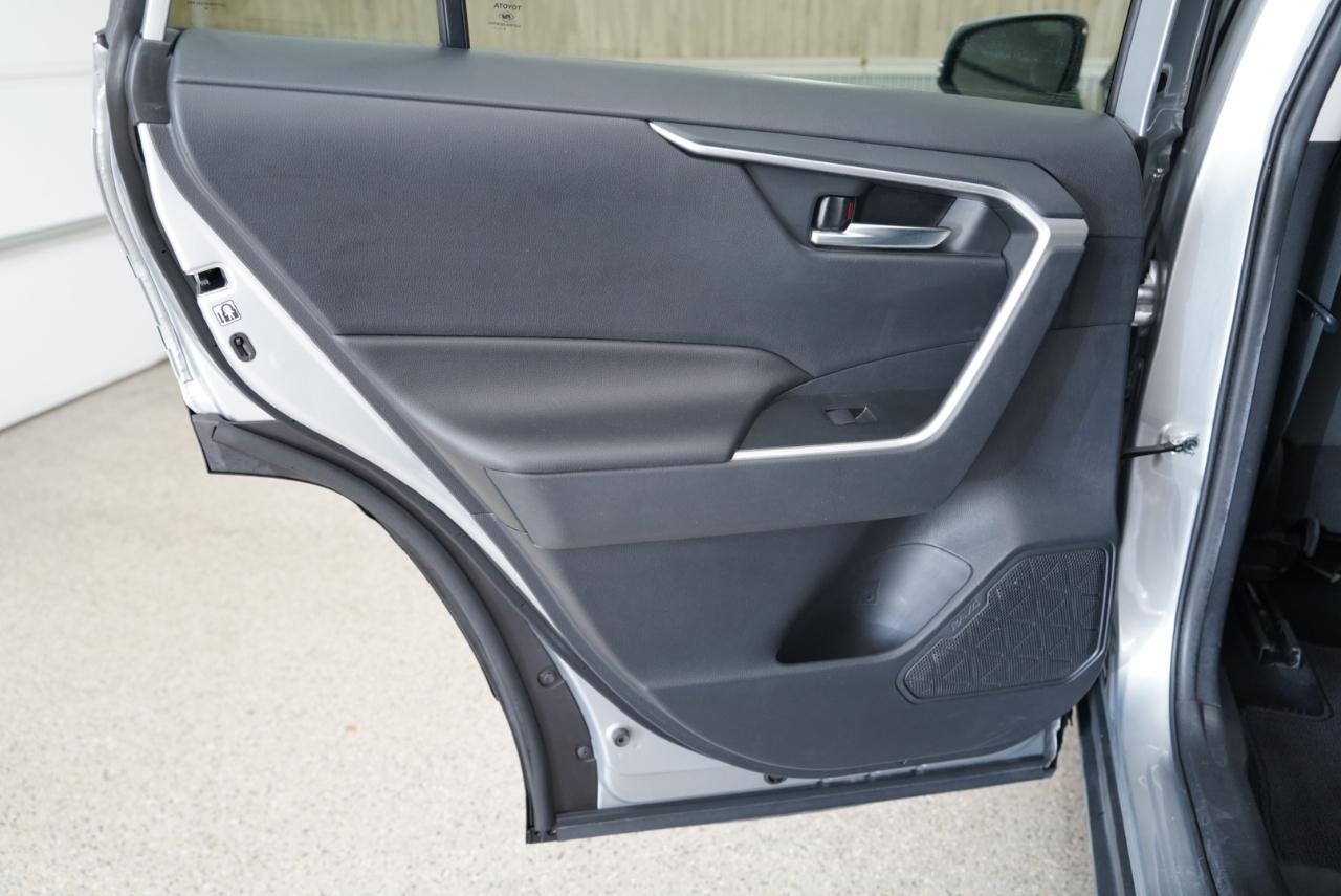 Toyota RAV4 Hybrid XLE AWD (Natl) 2019