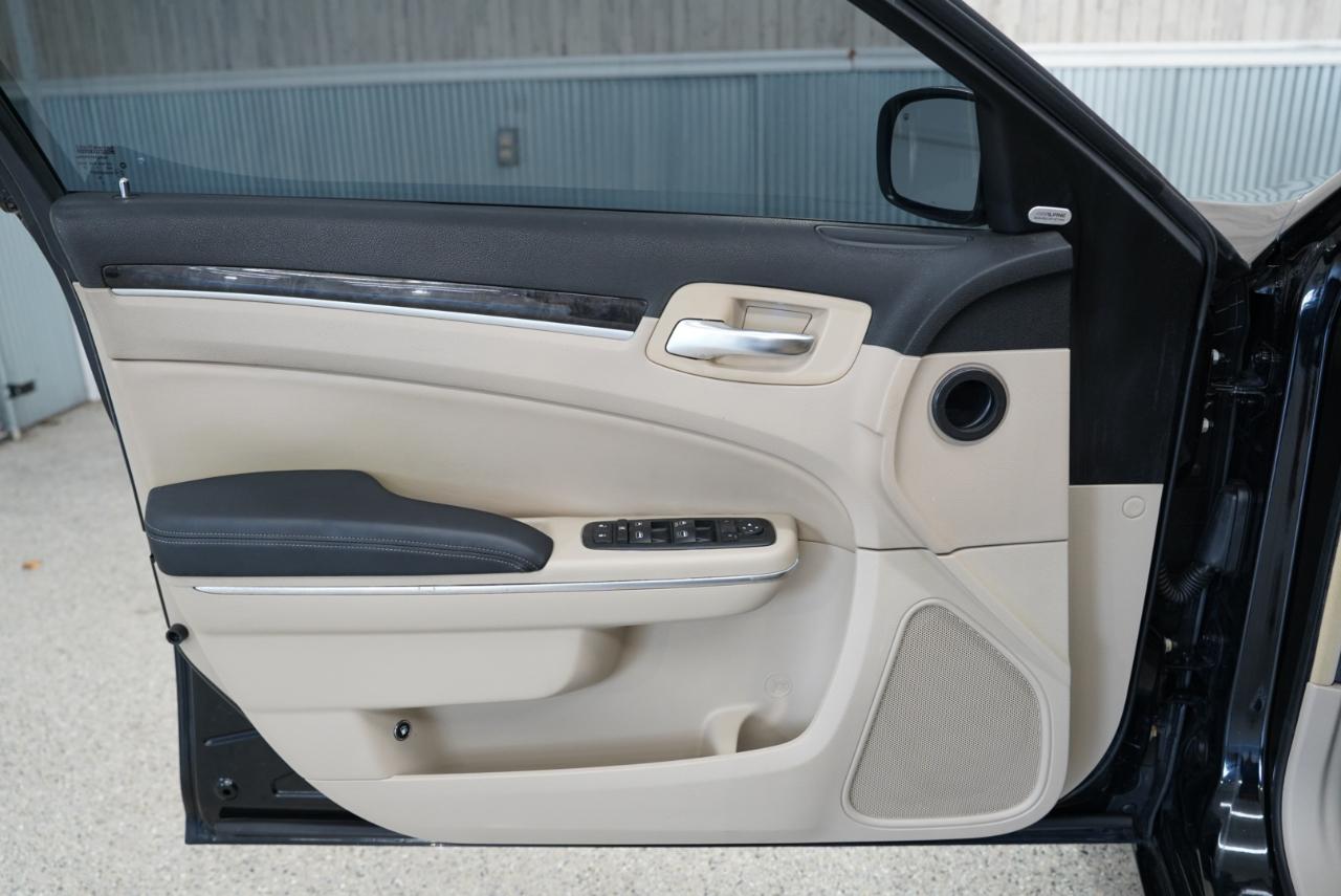 Chrysler 300 4dr Sdn Limited RWD 2011