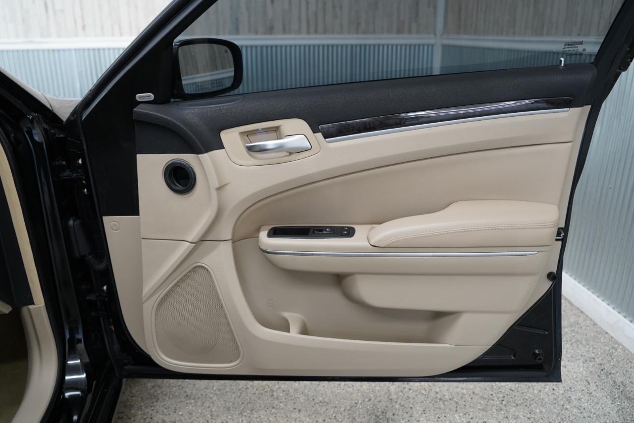 Chrysler 300 4dr Sdn Limited RWD 2011