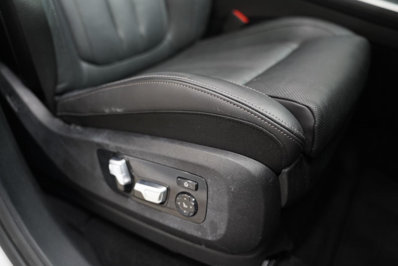 BMW X7 M50i Sports Activity Vehicle 2021