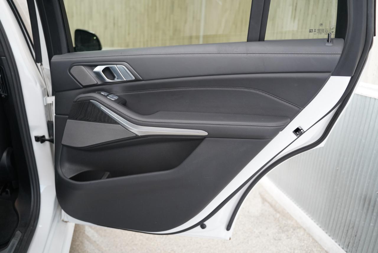 BMW X7 M50i Sports Activity Vehicle 2021