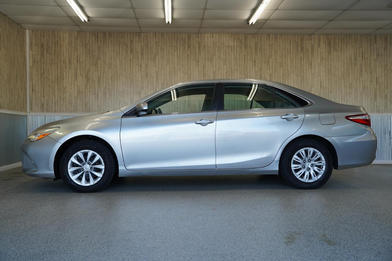 Toyota Camry LE Auto (Natl) 2017