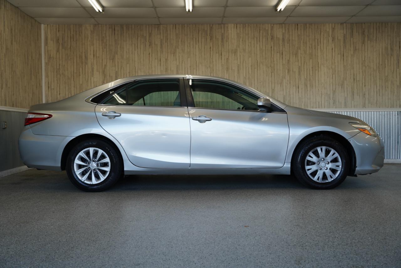 Toyota Camry LE Auto (Natl) 2017