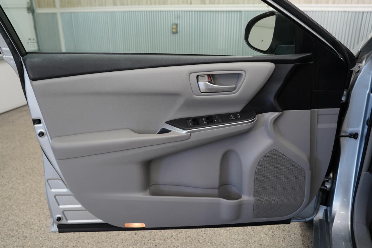 Toyota Camry LE Auto (Natl) 2017