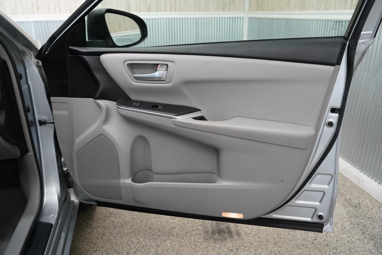 Toyota Camry LE Auto (Natl) 2017