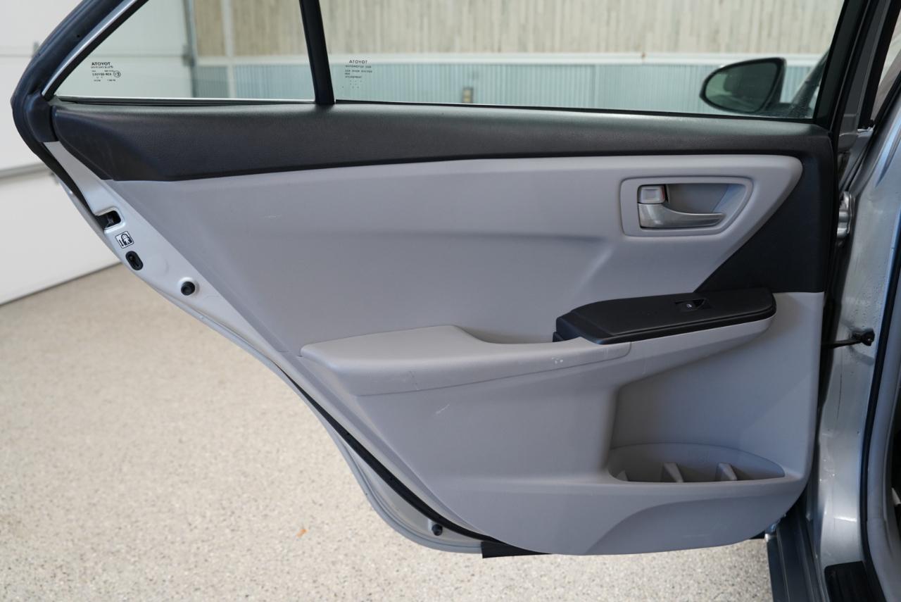 Toyota Camry LE Auto (Natl) 2017