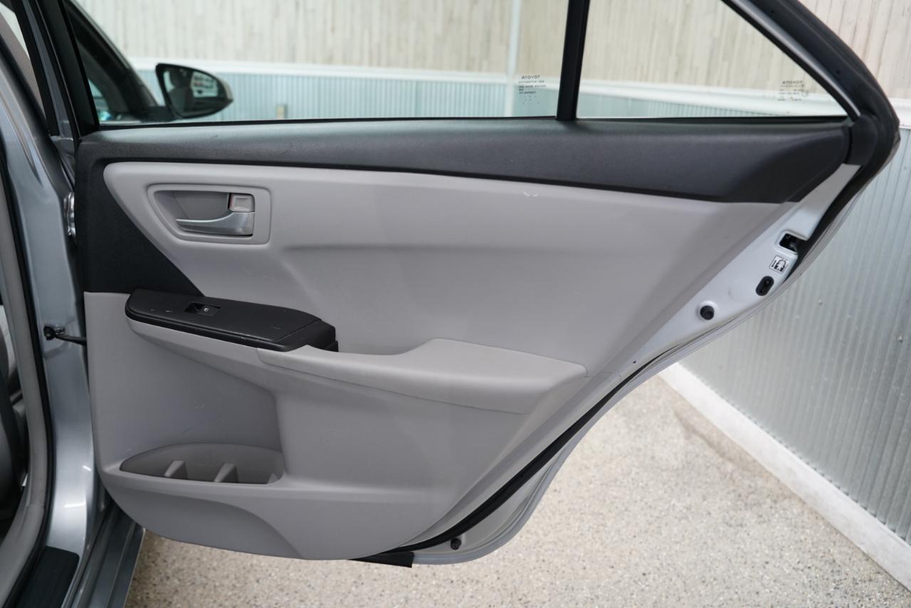 Toyota Camry LE Auto (Natl) 2017
