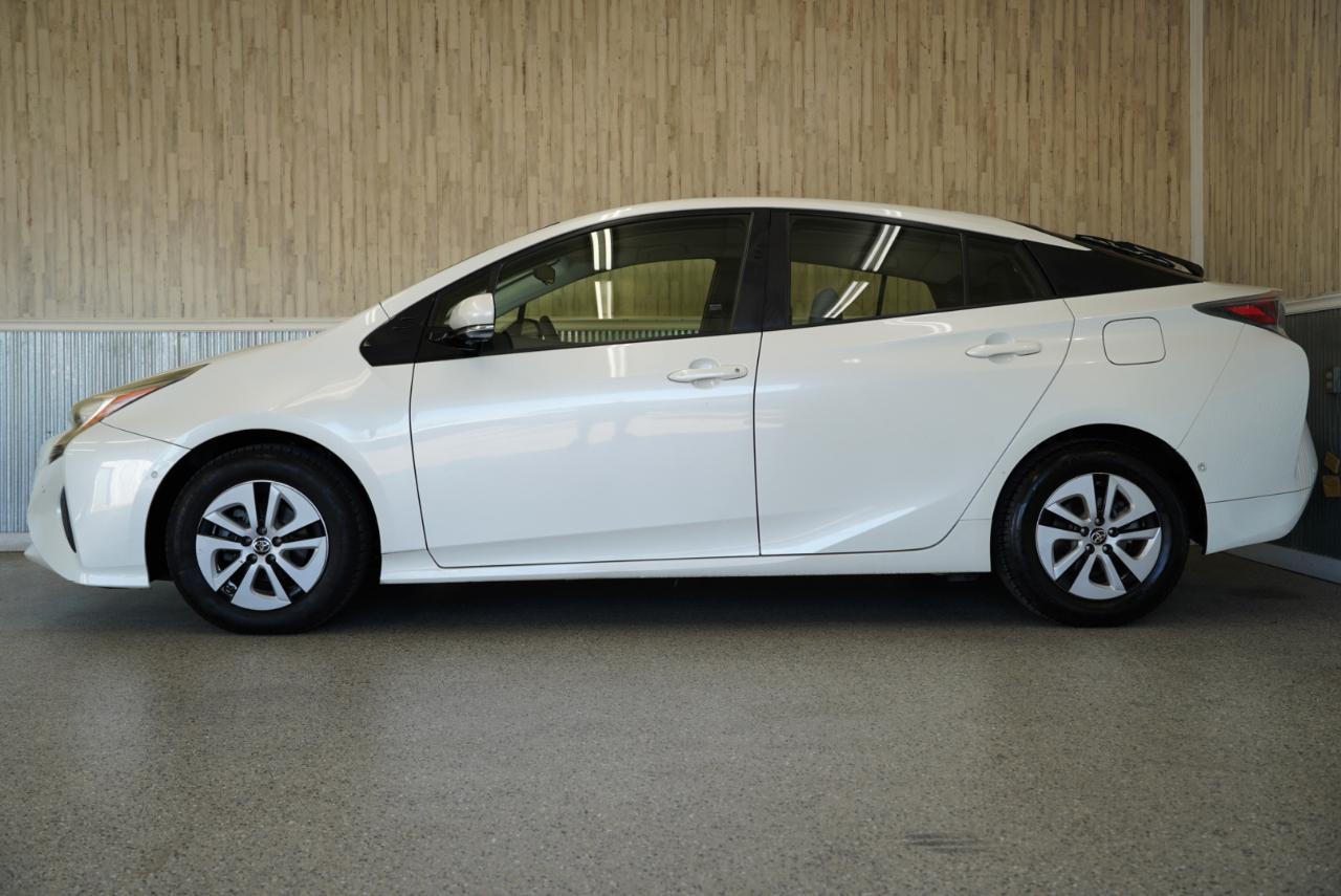 Toyota Prius Three Touring (Natl) 2017
