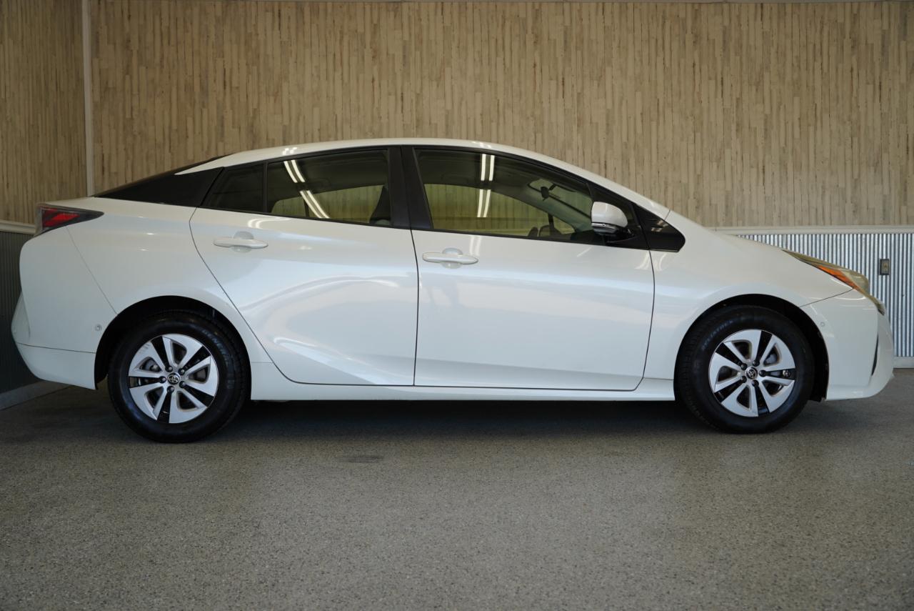 Toyota Prius Three Touring (Natl) 2017
