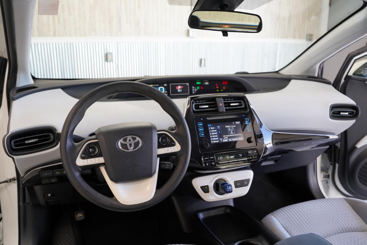 Toyota Prius Three Touring (Natl) 2017