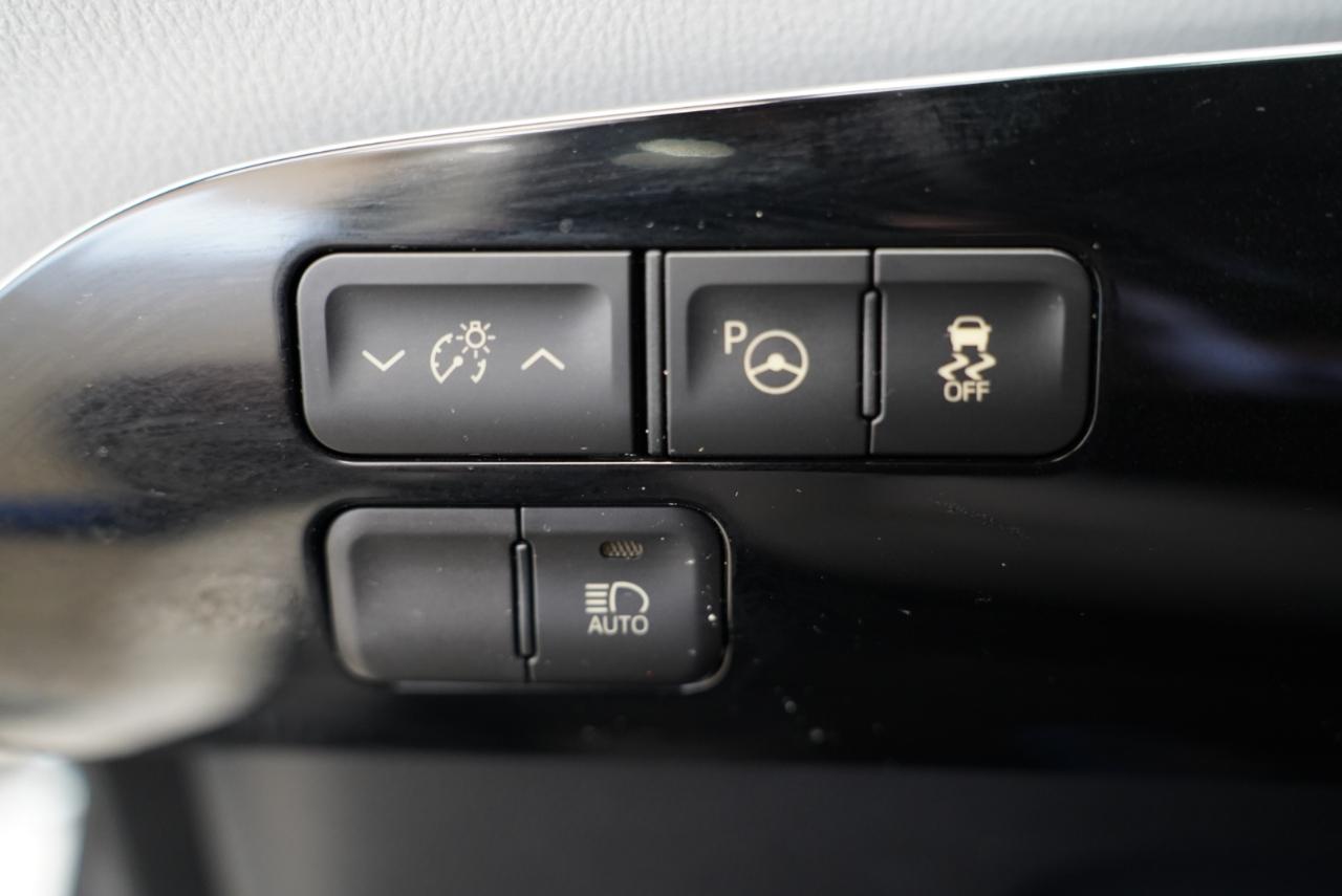 Toyota Prius Three Touring (Natl) 2017