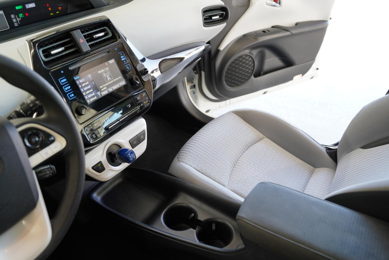 Toyota Prius Three Touring (Natl) 2017