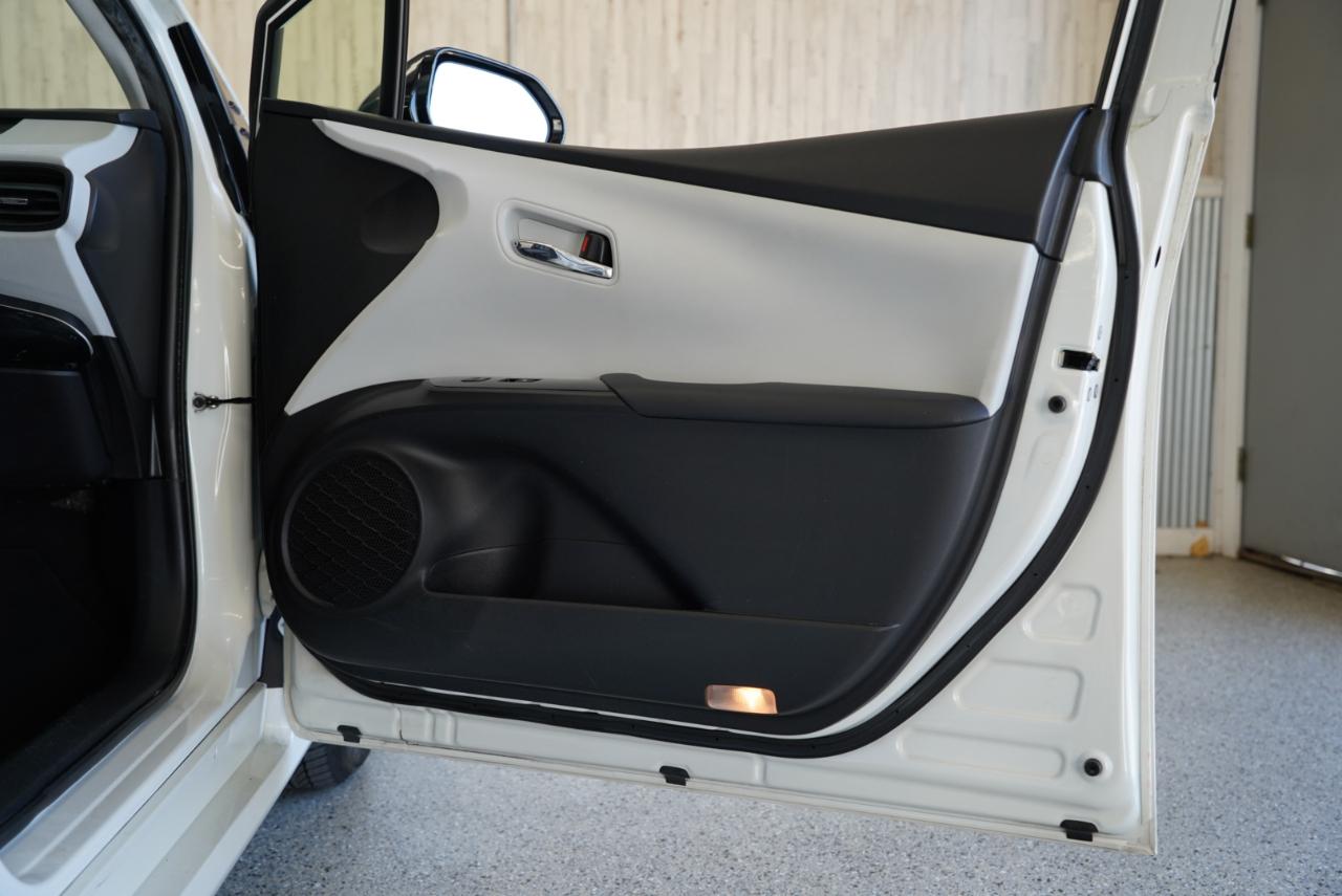 Toyota Prius Three Touring (Natl) 2017