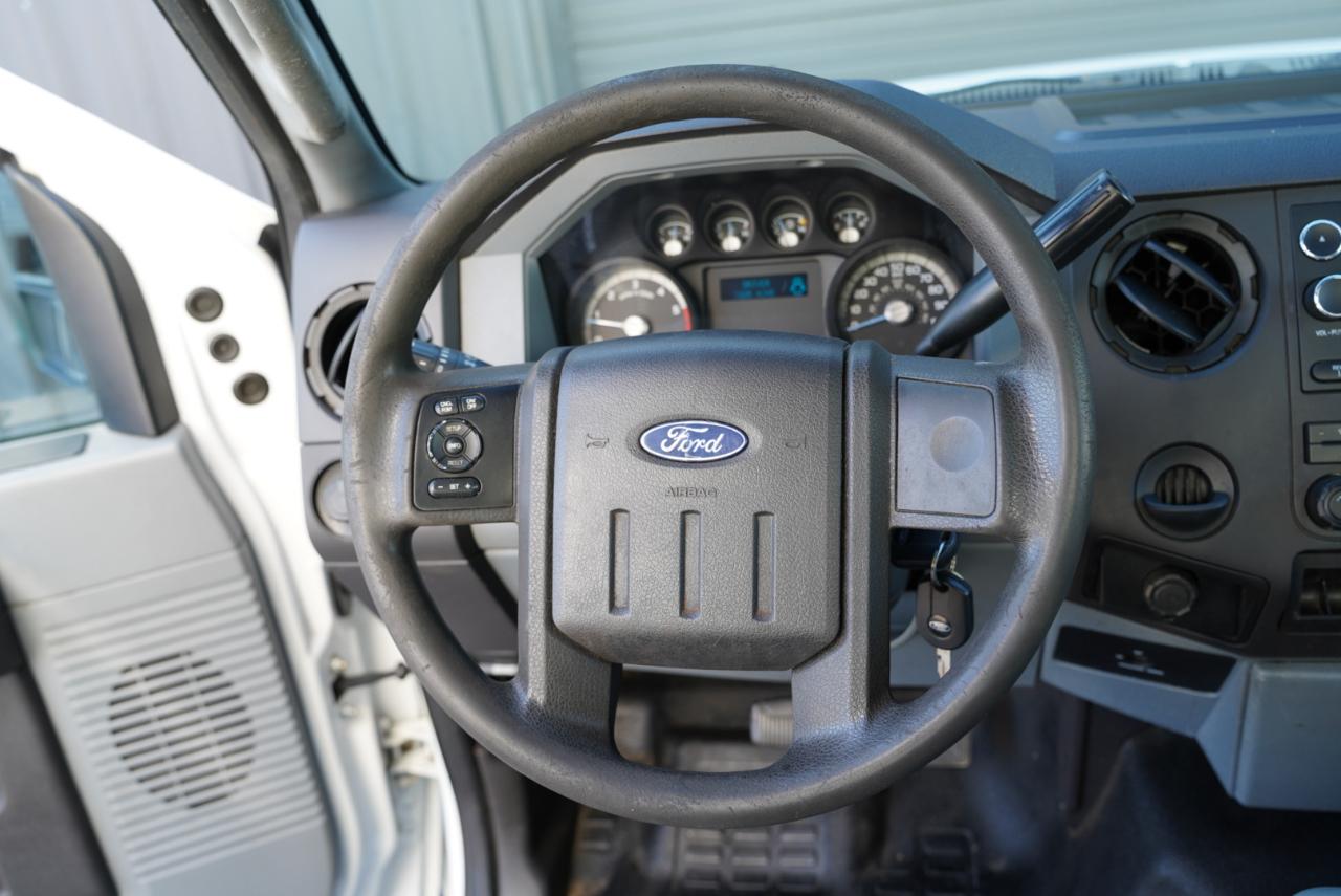 Ford Super Duty F-550 DRW 2WD Crew Cab 200" WB 84" CA XL 2011