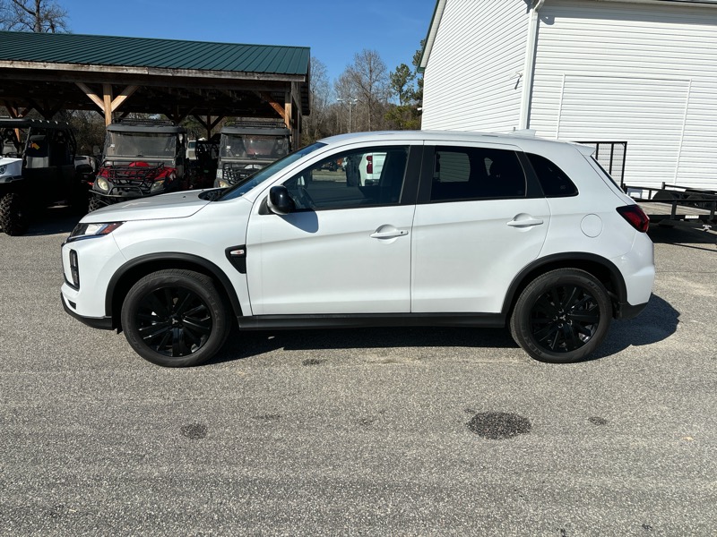 2024 Mitsubishi Outlander Sport LE's photo