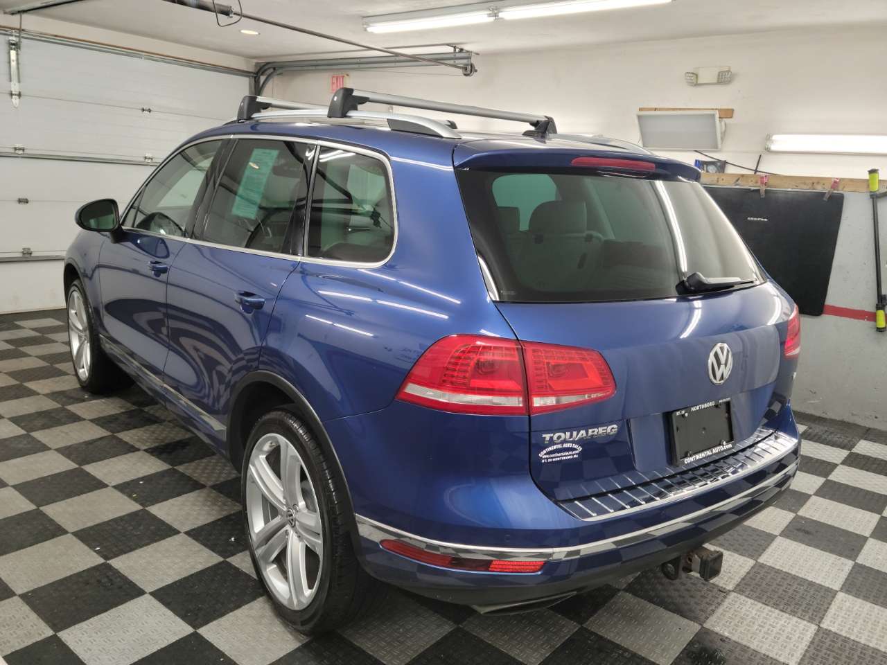 2017 Volkswagen Touareg V6 Executive photo 2