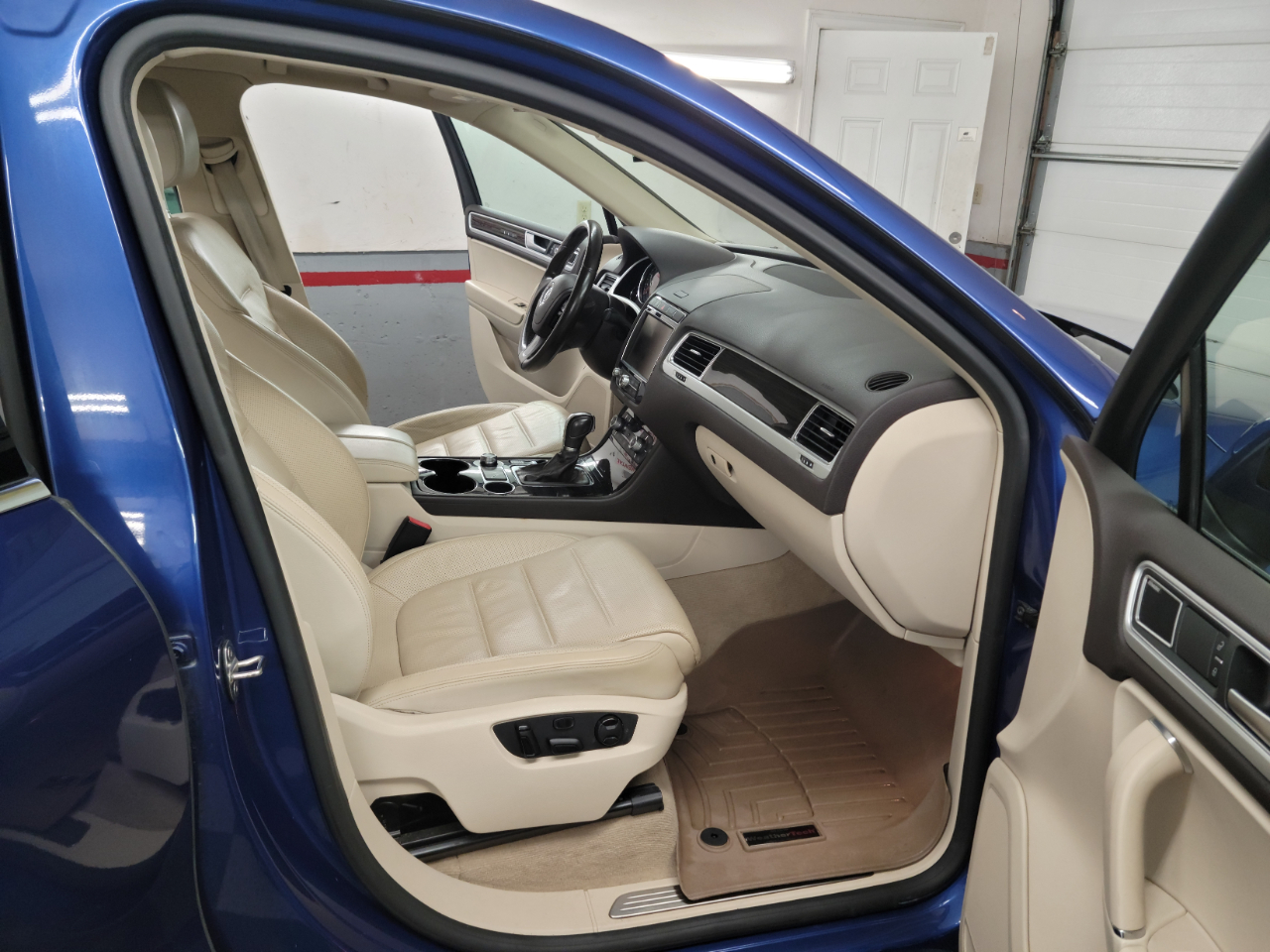2017 Volkswagen Touareg V6 Executive photo 8