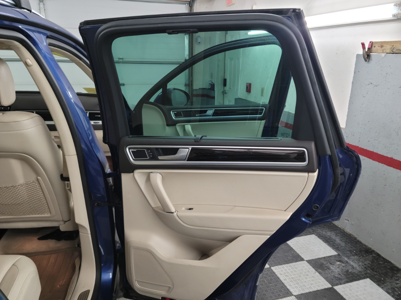 2017 Volkswagen Touareg V6 Executive photo 24