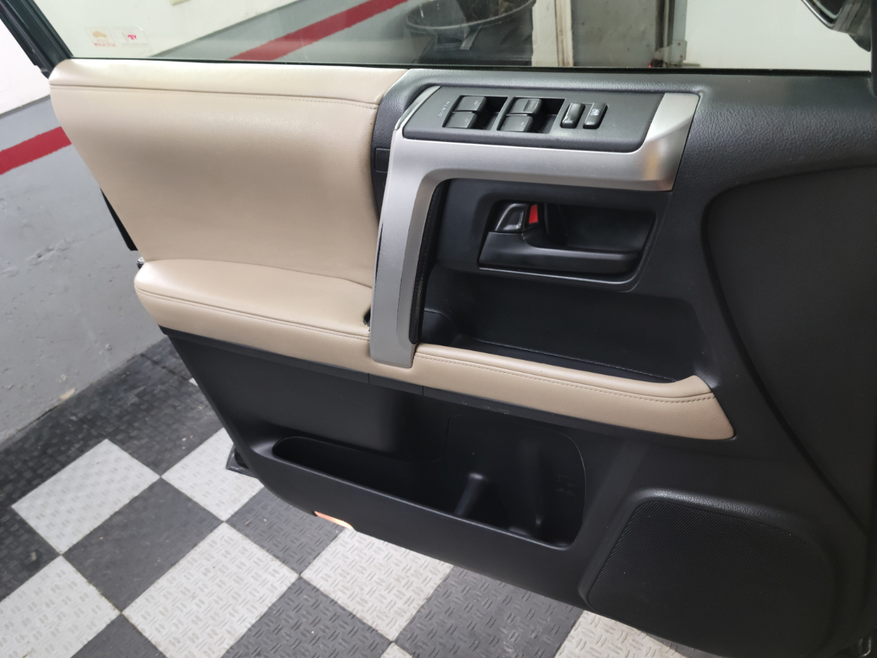 2013 Toyota 4Runner 4WD V6 Limited photo 24