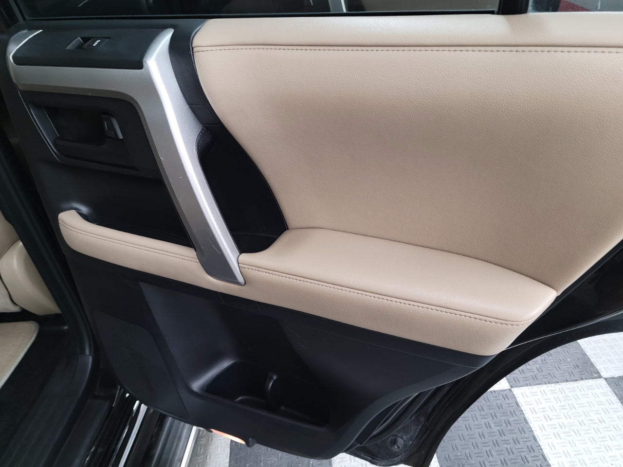 2013 Toyota 4Runner 4WD V6 Limited photo 26